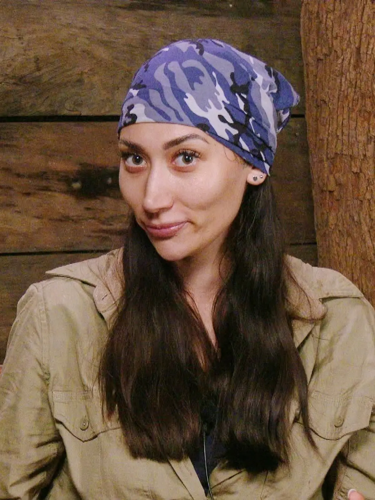 Samira Yavuz gibt im Dschungeltelefon der nicht anwesenden Eva einen Tipp: „Vielleicht mal aus der Vergangenheit lernen, damit man in der Zukunft nicht wieder sagen muss, dass einem etwas leidtut.”