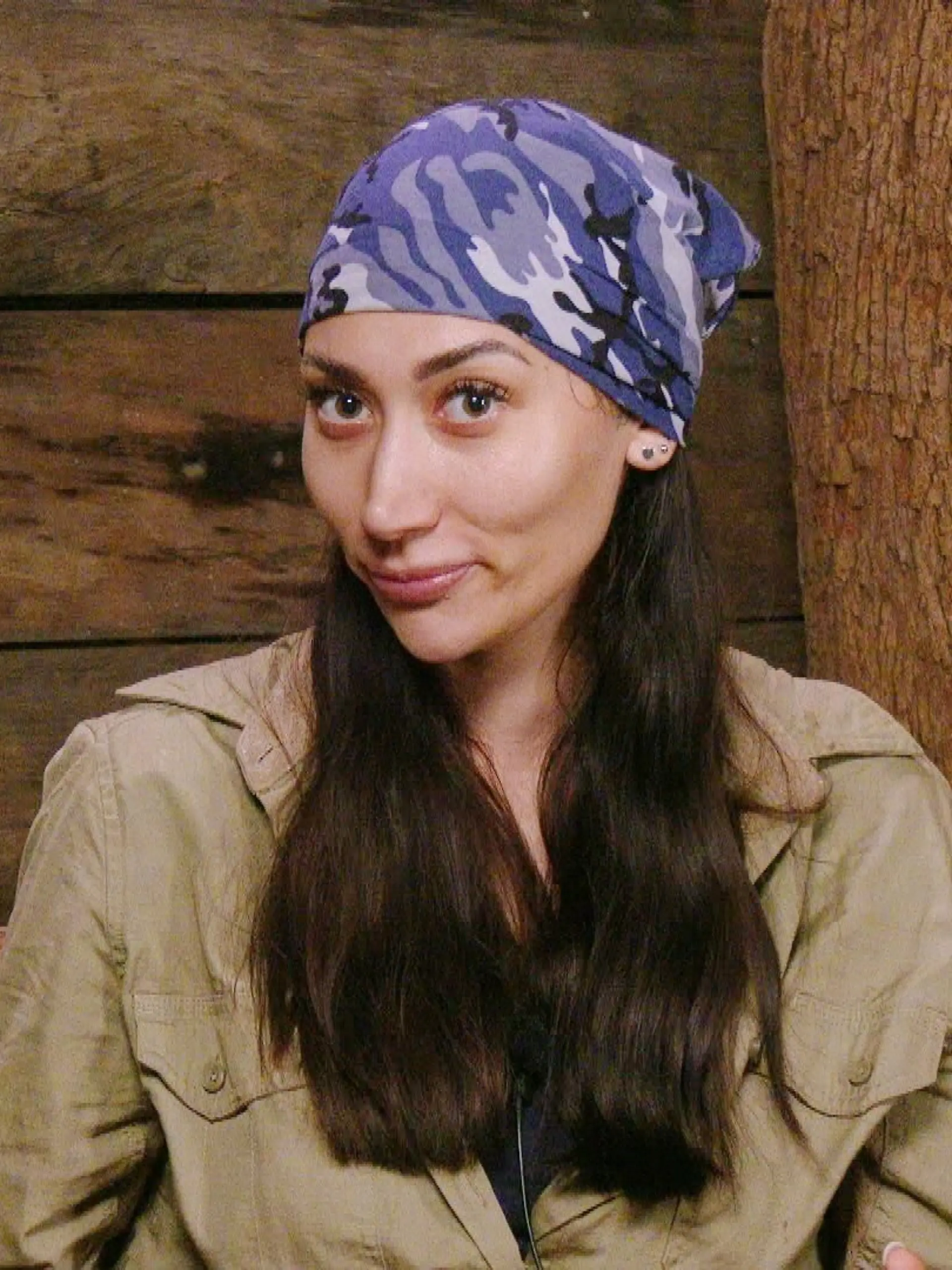 Samira Yavuz gibt im Dschungeltelefon der nicht anwesenden Eva einen Tipp: „Vielleicht mal aus der Vergangenheit lernen, damit man in der Zukunft nicht wieder sagen muss, dass einem etwas leidtut.”