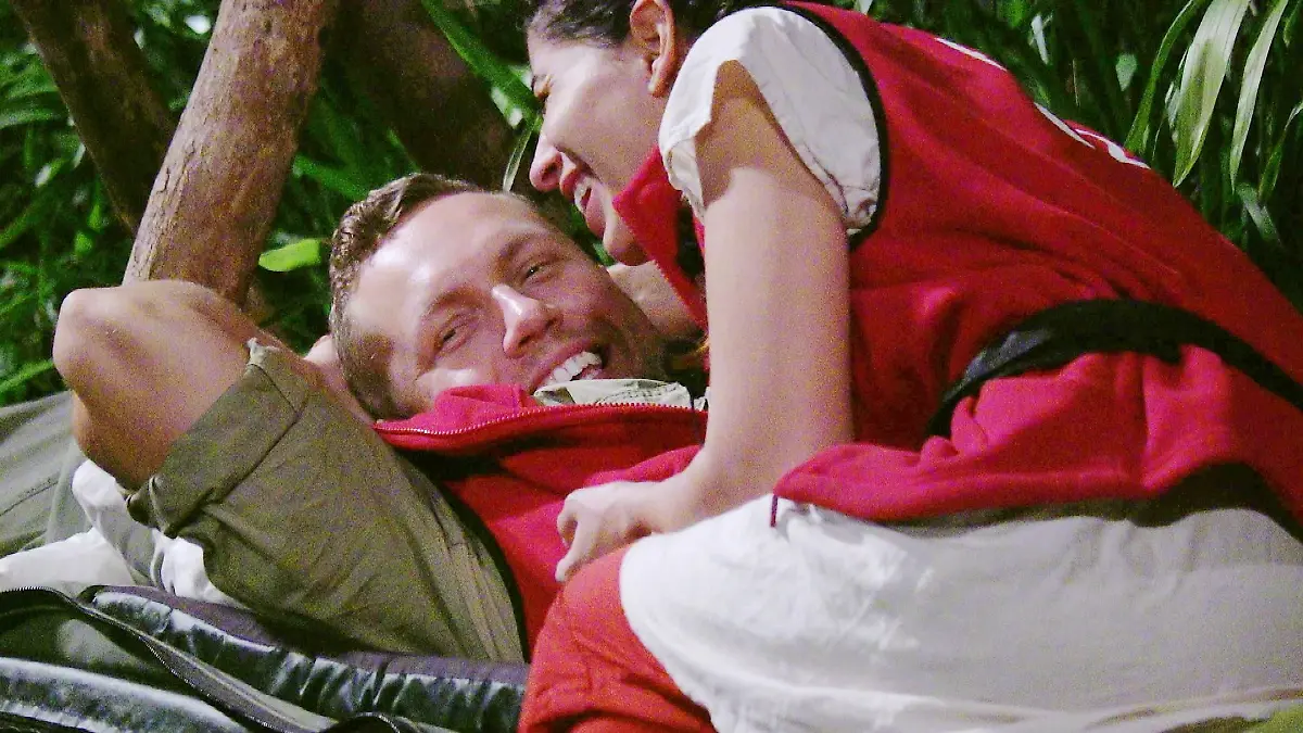 Eva Benetatou versucht, den nachdenklichen Patrick Romer aufzubauen.