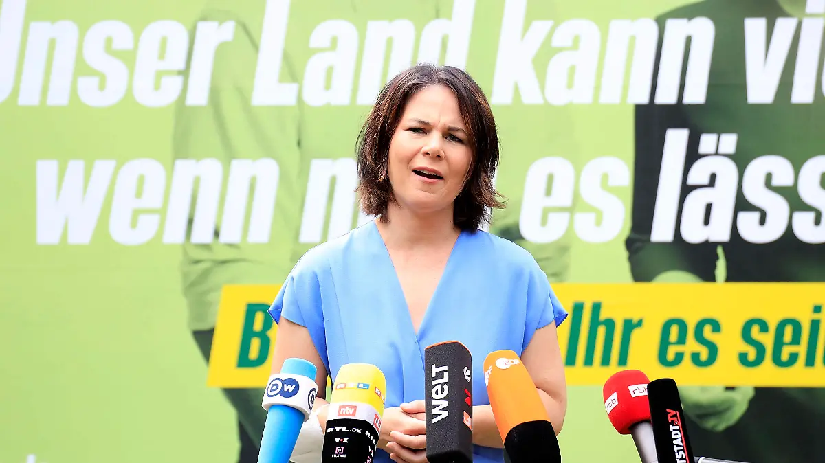 Annalena Baerbock beim Wahlkampfauftakt von Bündnis 90/Die Grünen Brandenburg und der Enthüllung eines Großflächenplakats auf dem Goetheplatz in Wilhelmshorst. Michendorf, 26.07.2021 *** Annalena Baerbock at the campaign launch of Bündnis 90 Die Grünen Brandenburg and the unveiling of a large poster on Goetheplatz in Wilhelmshorst Michendorf, 26 07 2021 Foto:xS.xGabschx/xFuturexImage