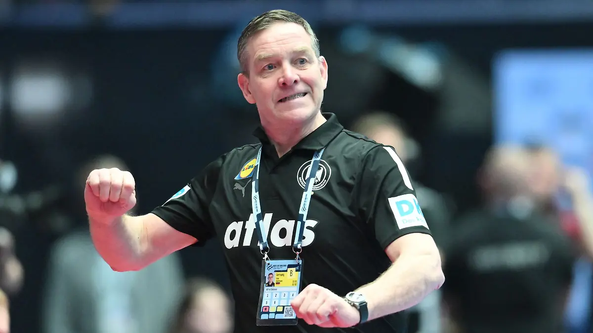 Gislason-oben-auf-Eigentlich-m-sste-ich-jetzt-austeilen-