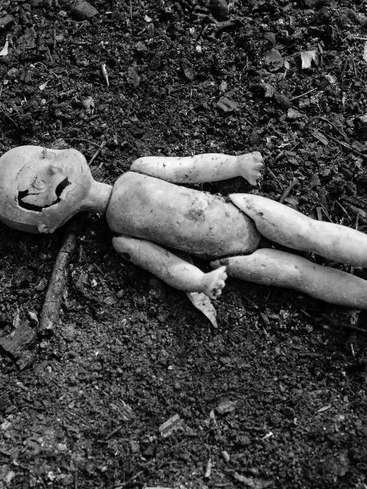 Zerstörte Puppe auf dem Boden (Symbolfoto) 
