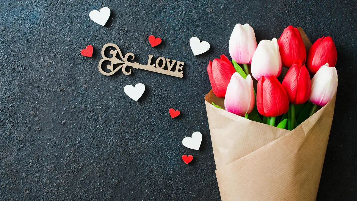  Bouquet of tulips and decorative key for Valentine s, Women s or Mother s day. PUBLICATIONxINxGERxSUIxAUTxONLY Copyright: xAllaRudenkox Panthermedia26832450