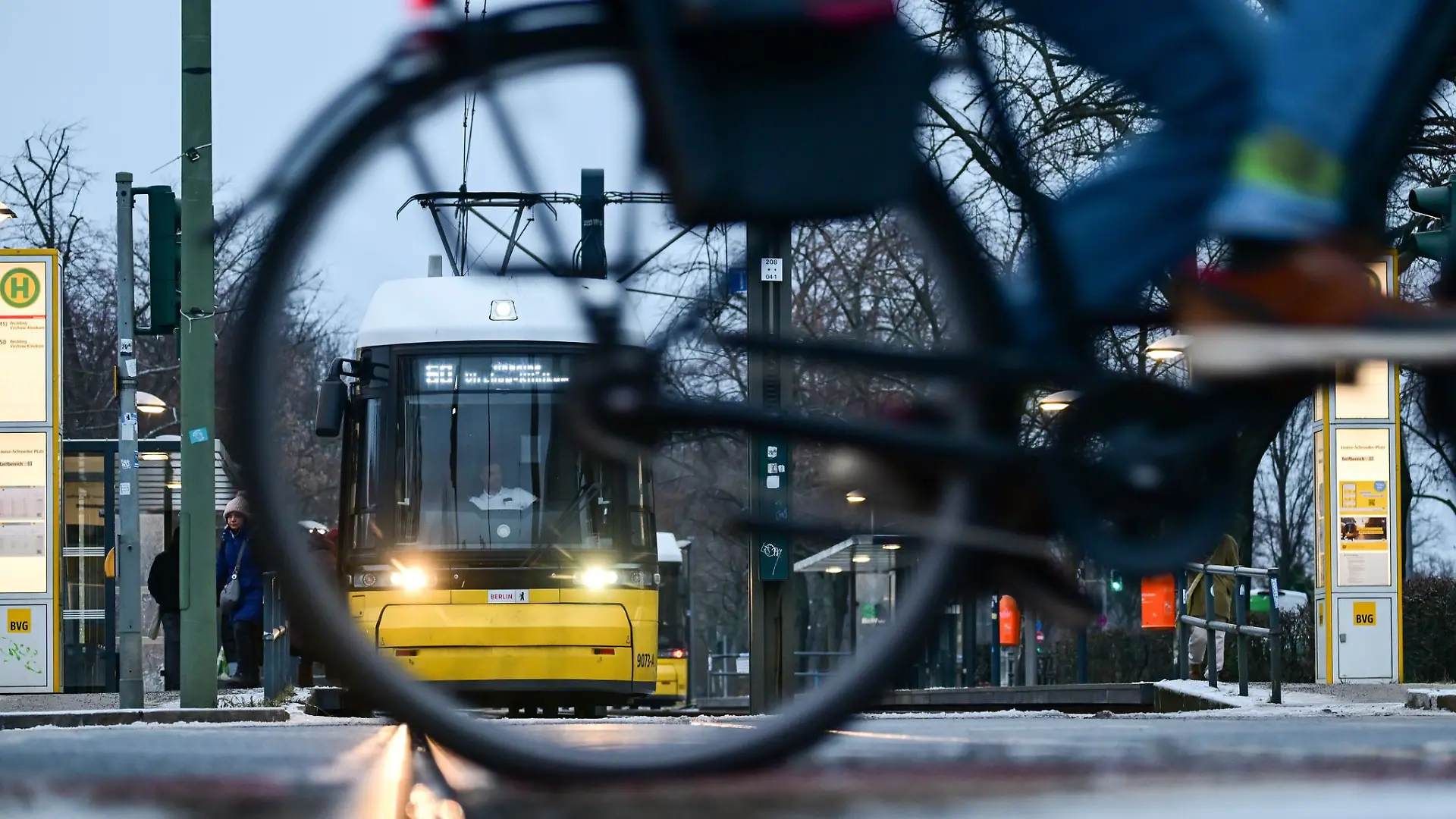 Bereits seit Tagen kommt es aufgrund der Witterung zu erheblichen Einschränkungen im Tramverkehr. (Archivbild)