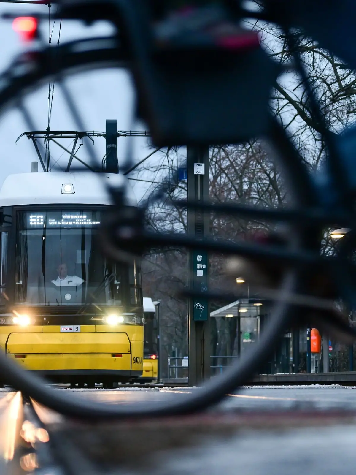 Bild zu: "Eisgefahr: BVG lässt Trams am Montag ohne Passagiere fahren"