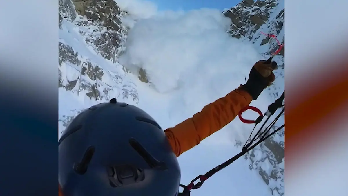 Weil er durch Neuschnee brettert! Extremsportler löst XXL-Lawine aus Leichtsinnig bringt er sich in Lebensgefahr