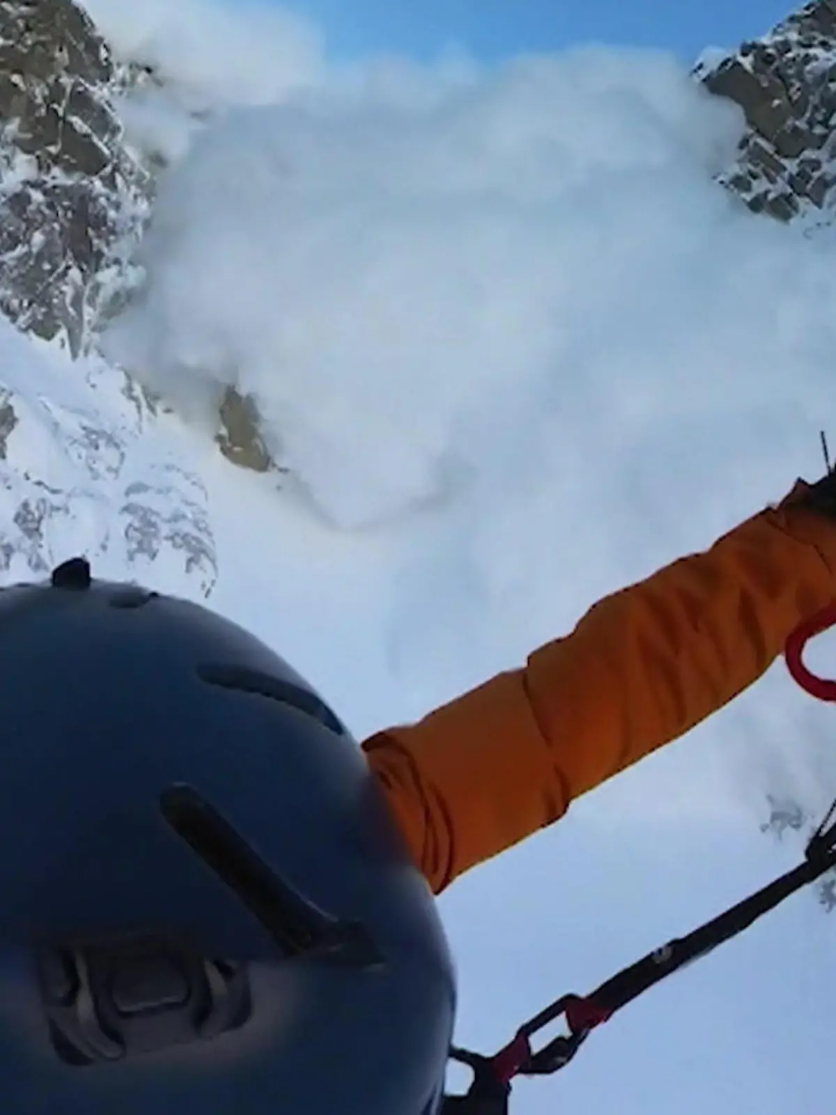 Bild zu: "Weil er durch Neuschnee brettert! Extremsportler löst XXL-Lawine aus"