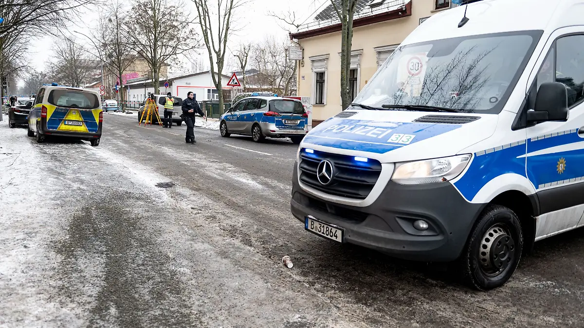 Die Berliner Polizei war nach Schüssen auf einen Mann in Berlin-Weißensee im Einsatz.