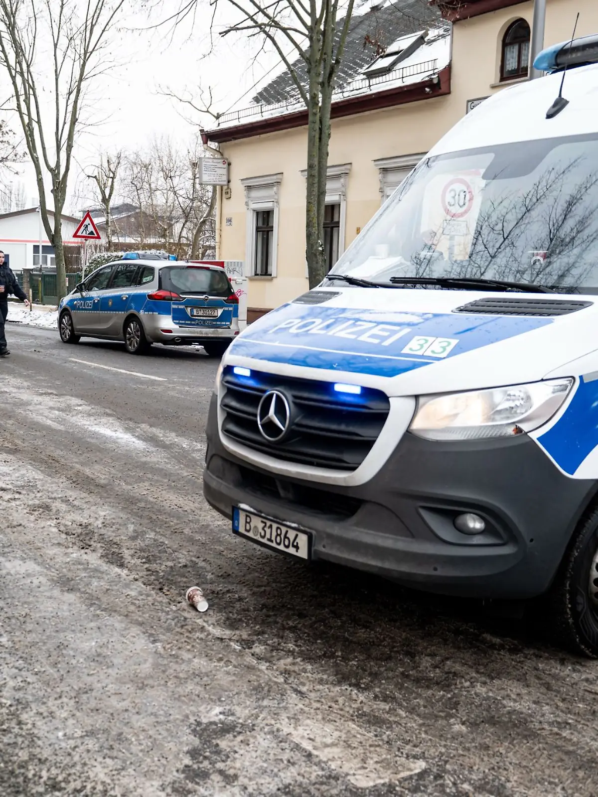 Einsatz der Berliner Polizei nach Tötungsdelikt in Berlin-Weißensee.