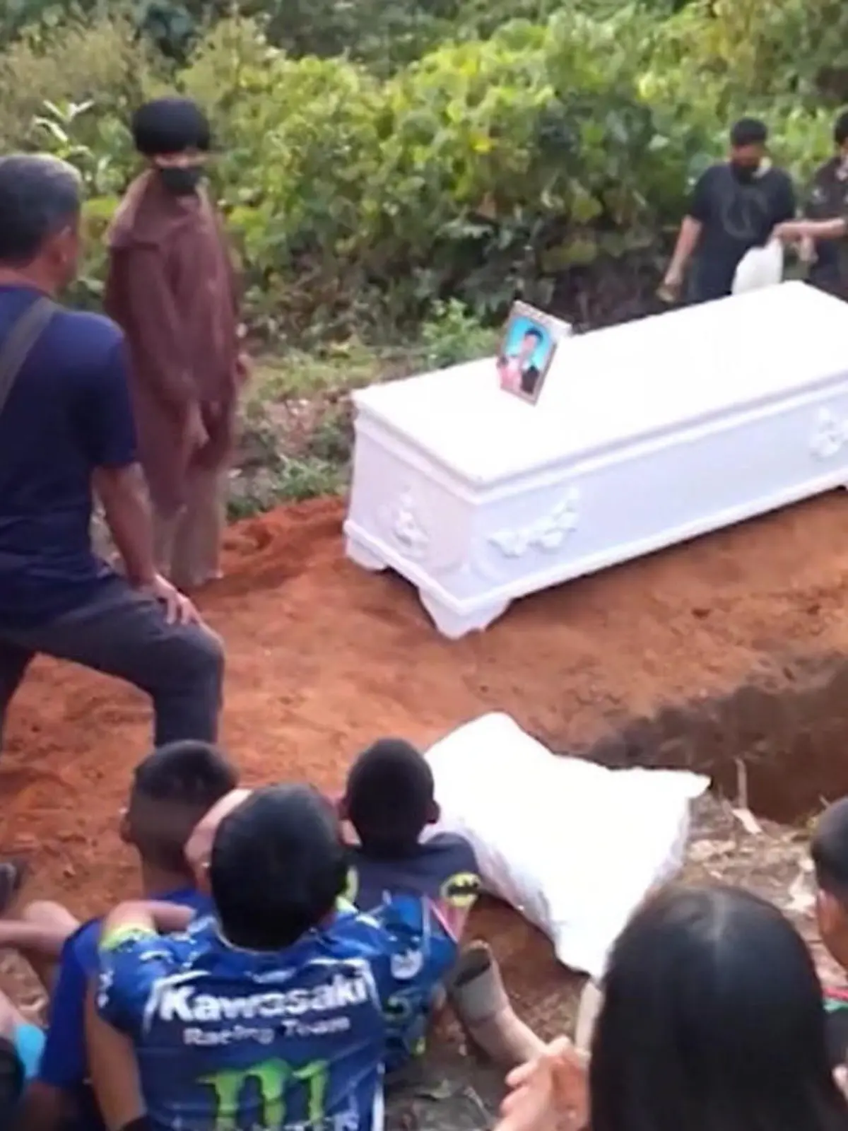 Bild zu: "Kurz nach seiner Beerdigung! Toter taucht plötzlich wieder auf"