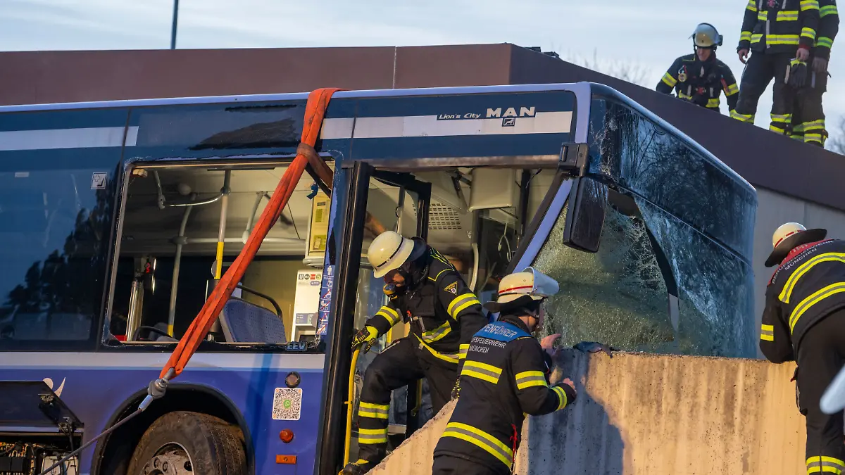 Bus kracht gegen Mauer - ein Toter und mehrere Verletzte