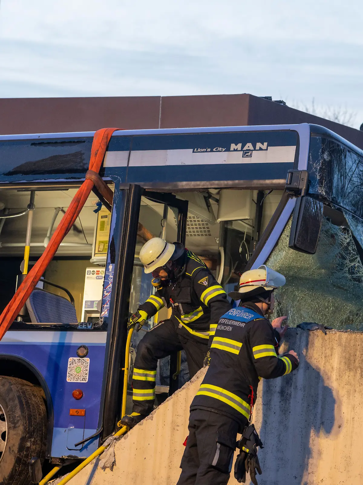 Bus kracht gegen Mauer - ein Toter und mehrere Verletzte