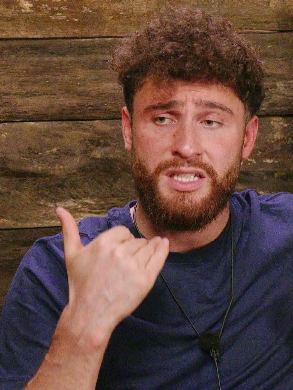 Traurig erklärt Umut Tekin im Dschungeltelefon, wie sehr ihn Nicoles Aussagen triggern. 