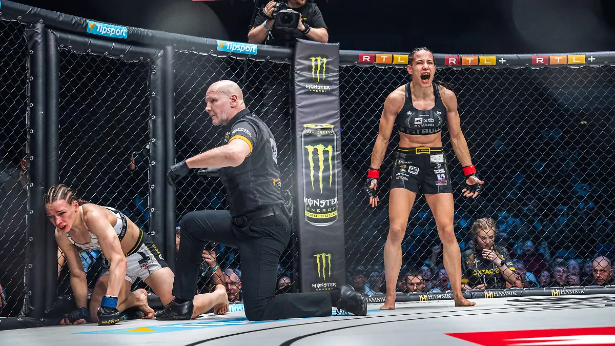Oktagon-MMA-Alina-Dalaslan-gewinnt-gegen-Karolina-Sobek-in-Stuttgart