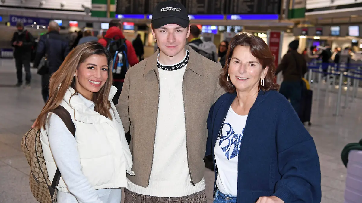 Eva Benetatou, Claudia Obert mit Freund Max Suhr - Abflug der Kandidaten der RTL TV-Show ICH BIN EIN STAR, HOLT MICH HIE