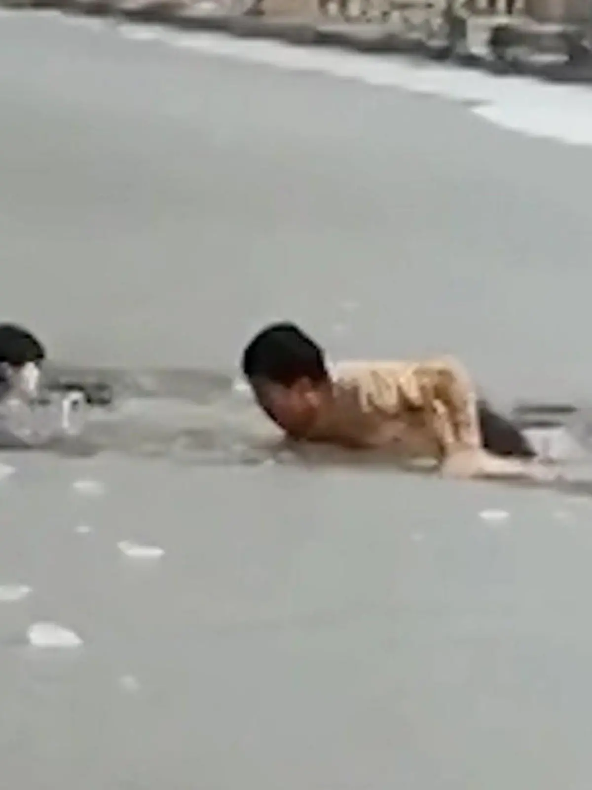 Bild zu: "Drama auf dem Eis! Junge stürzt ein – dann kämpft sein Helfer ums Überleben"