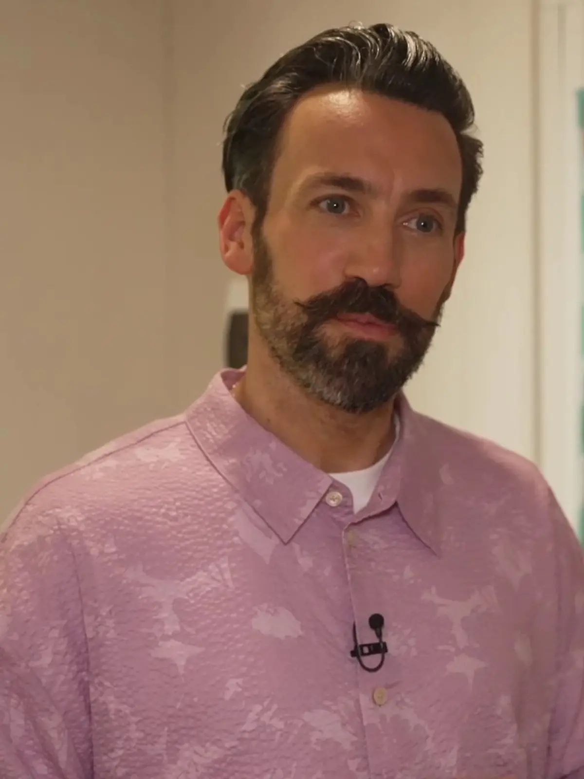 Wir haben Jan Köppen zum Interview in seiner Dschungel-Garderobe getroffen. Es ging um Hundedame Suki.