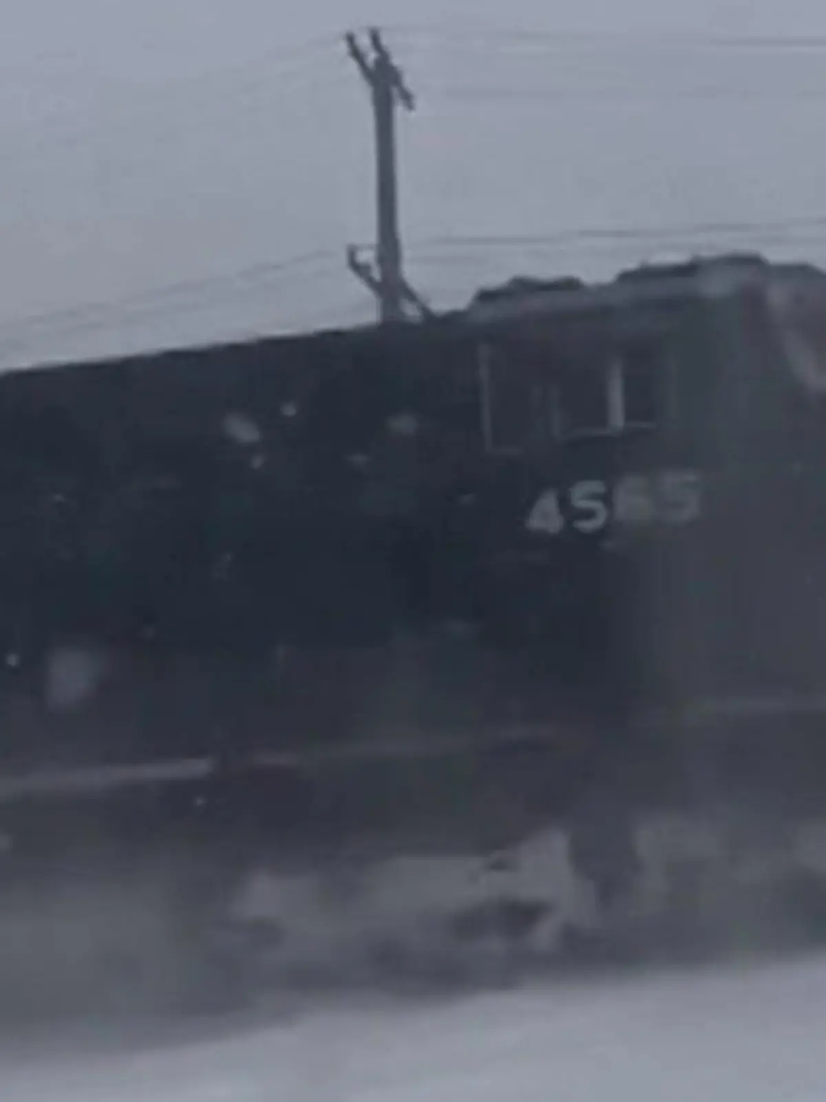 Bild zu: "Lkw-Fahrer steckt auf vereisten Gleisen fest – dann kommt der Zug!"