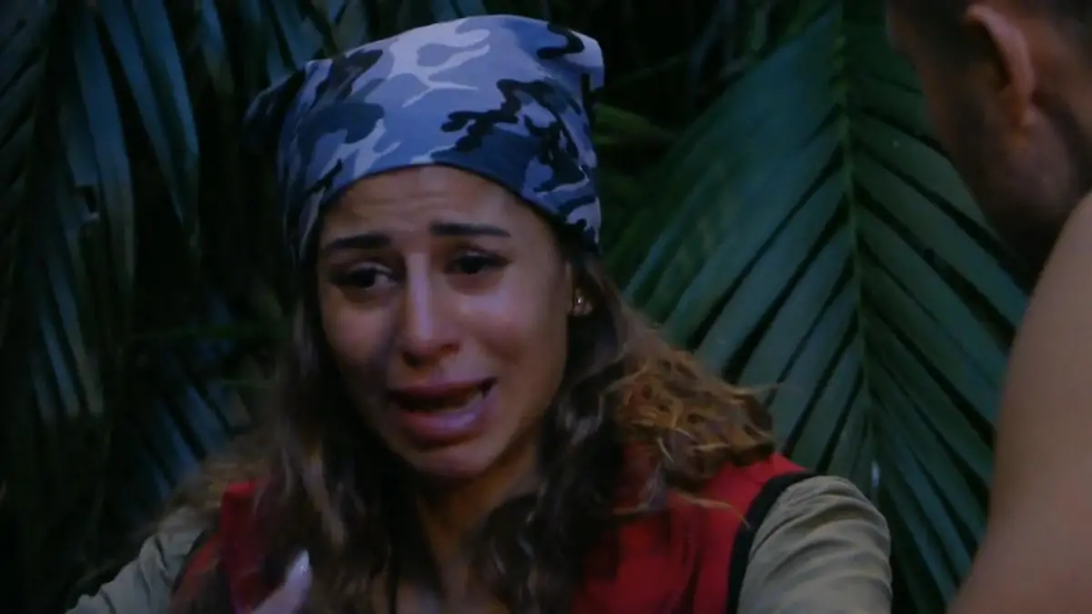 "Mir werden die Bezugspersonen genommen": Eva verzweifelt über Flirt-Anschuldigungen Eva am Boden