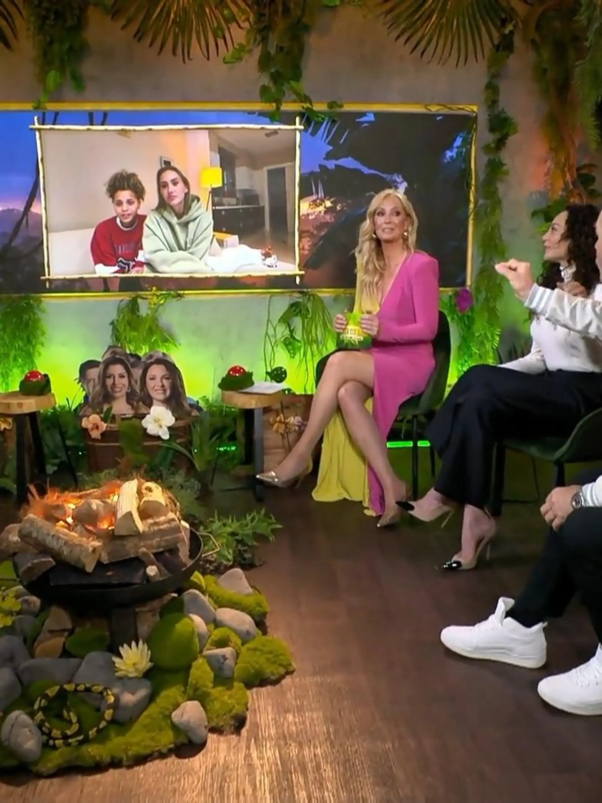 Bild zu: "Dicke Luft! Ariels Freundinnen Carina und Chika zoffen sich live mit Jürgen Milski"