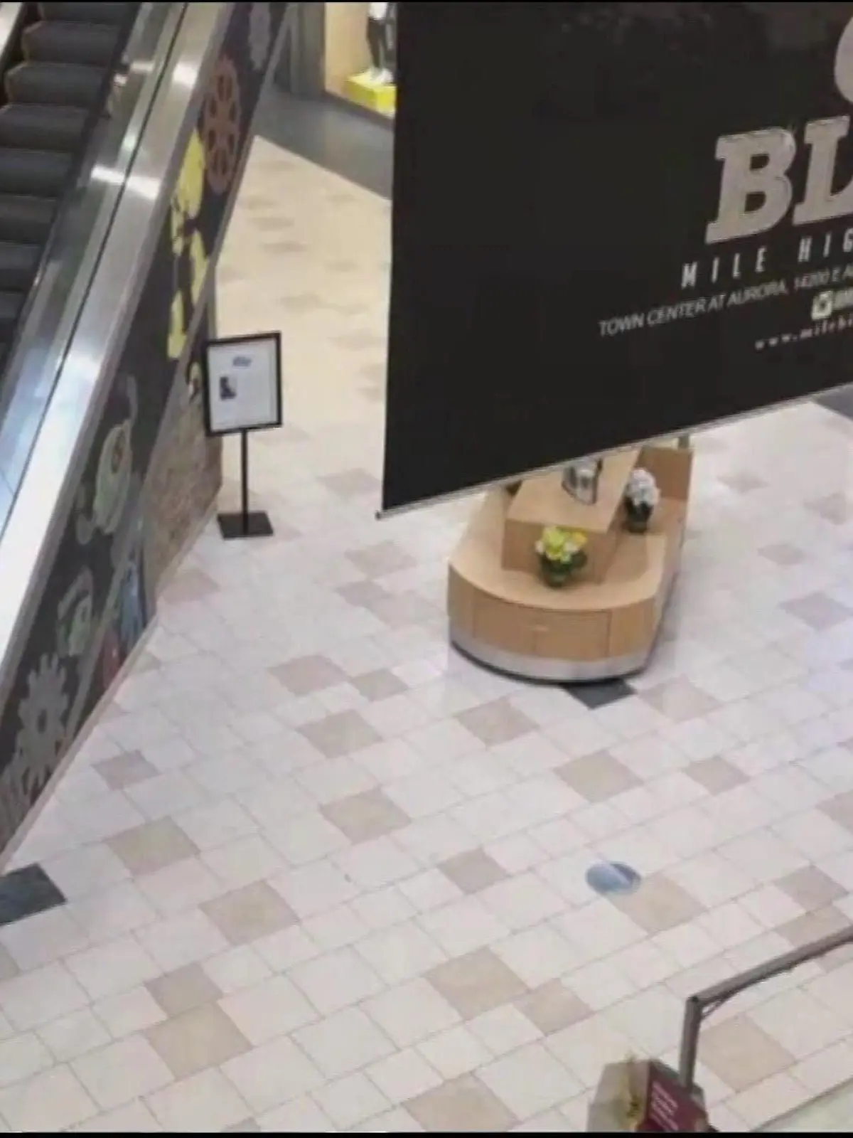 Junge stürzt aus 2.Stock von Rolltreppe in Einkaufszentrum "Town Center" in Aurora, Colorado