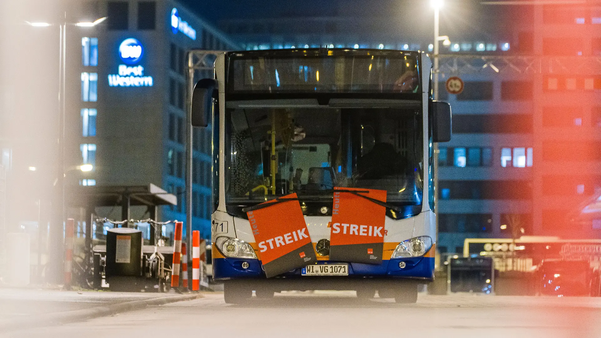 Verdi ruft bundesweit zu Warnstreiks im Nahverkehr auf. Fahrgäste in zahlreichen deutschen Städten müssen sich am Montag auf erhebliche Einschränkungen im öffentlichen Nahverkehr einstellen. Die Gewerkschaft Verdi hat im Rahmen von parallel laufenden Tarifverhandlungen für den Tag in fast allen Bundesländern zu Warnstreiks bei den Verkehrsunternehmen aufgerufen.
