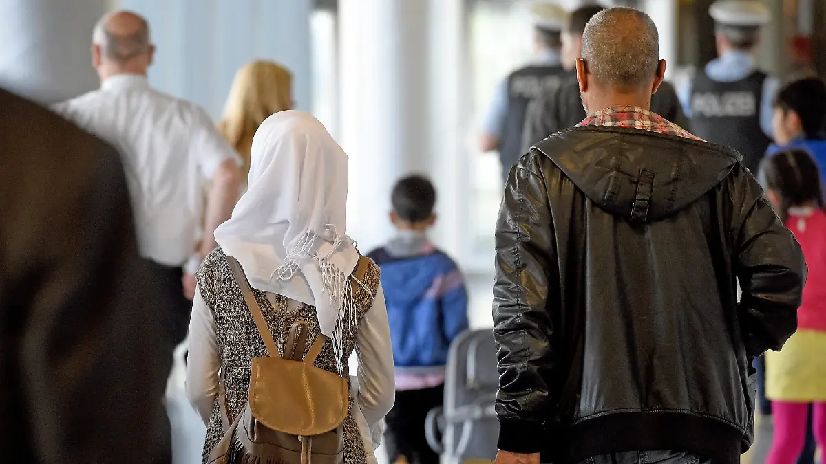 Immer mehr Asylbewerber kehren mit finanzieller Hilfe aus Deutschland freiwillig in ihre Heimat zurück. (Symbolbild)