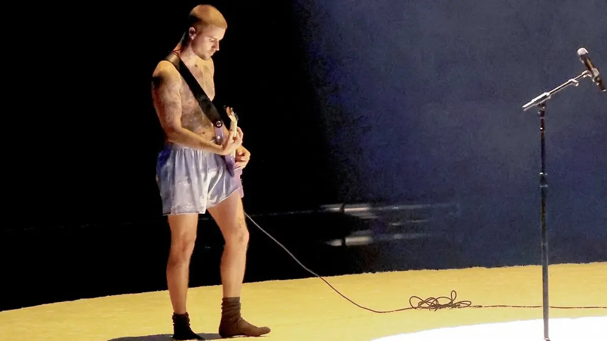 Nur in Boxershorts und Socken steht Justin Bieber bei den Grammys auf der Bühne.