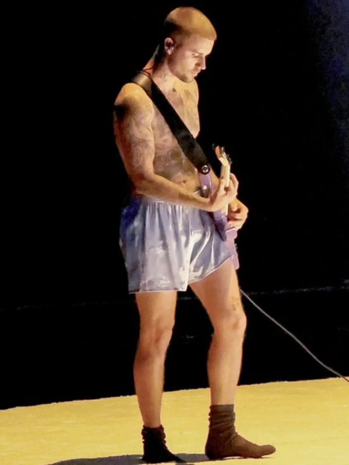 Nur in Boxershorts und Socken steht Justin Bieber bei den Grammys auf der Bühne.