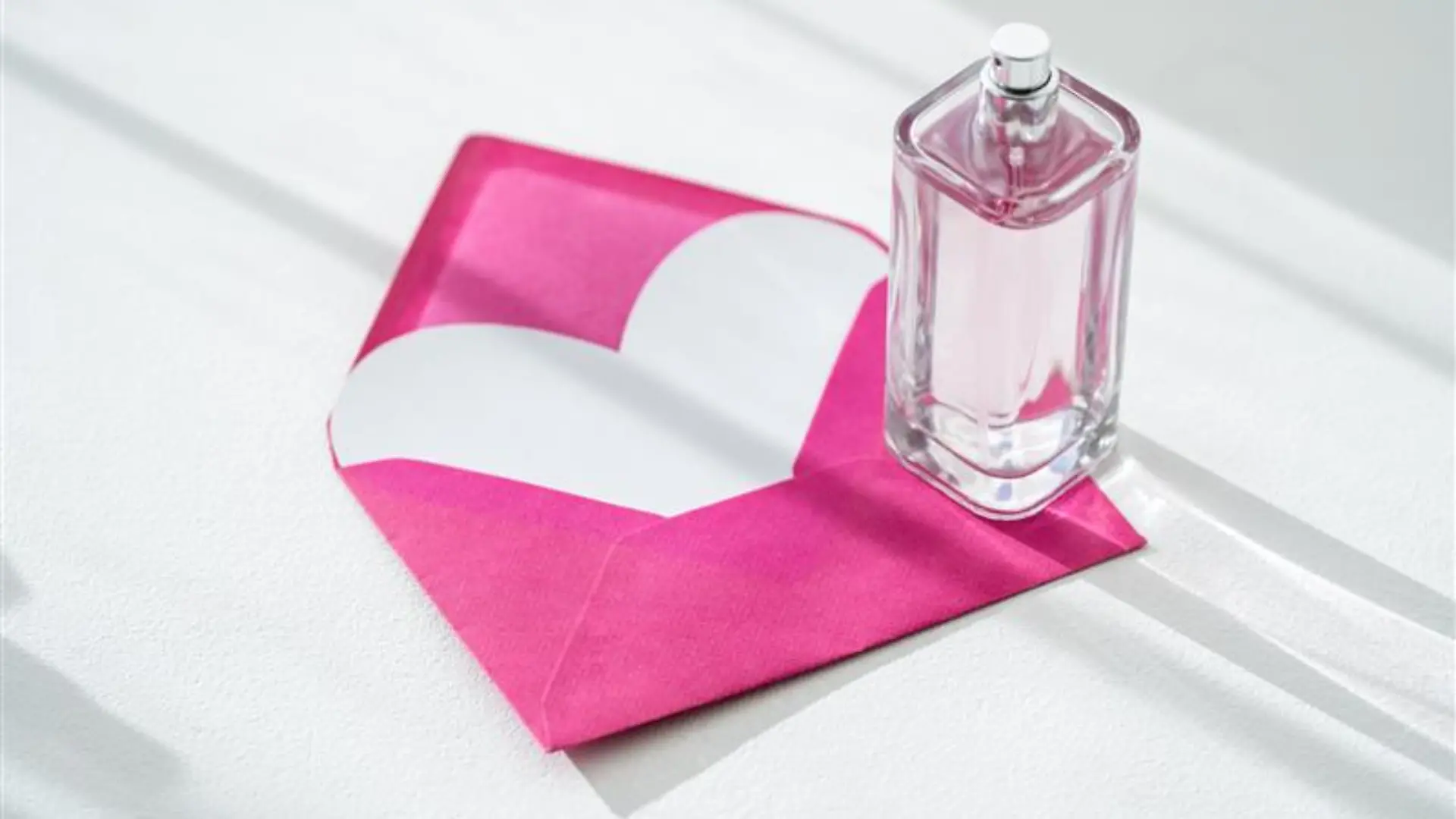 Süße Verführung: Fünf femininen Parfums sind perfekte Duftbegleiter zum Valentinstag.