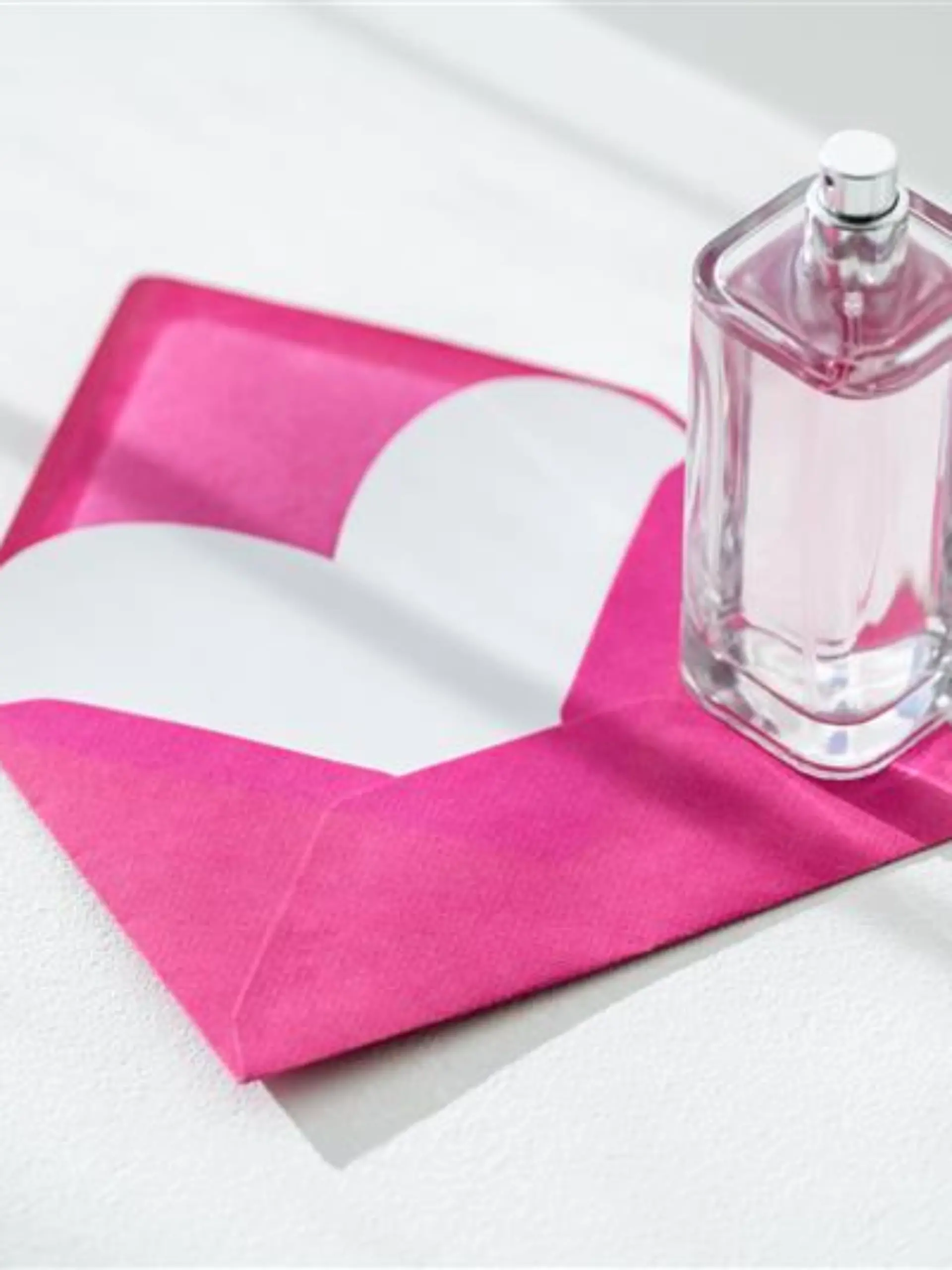 Süße Verführung: Fünf femininen Parfums sind perfekte Duftbegleiter zum Valentinstag.