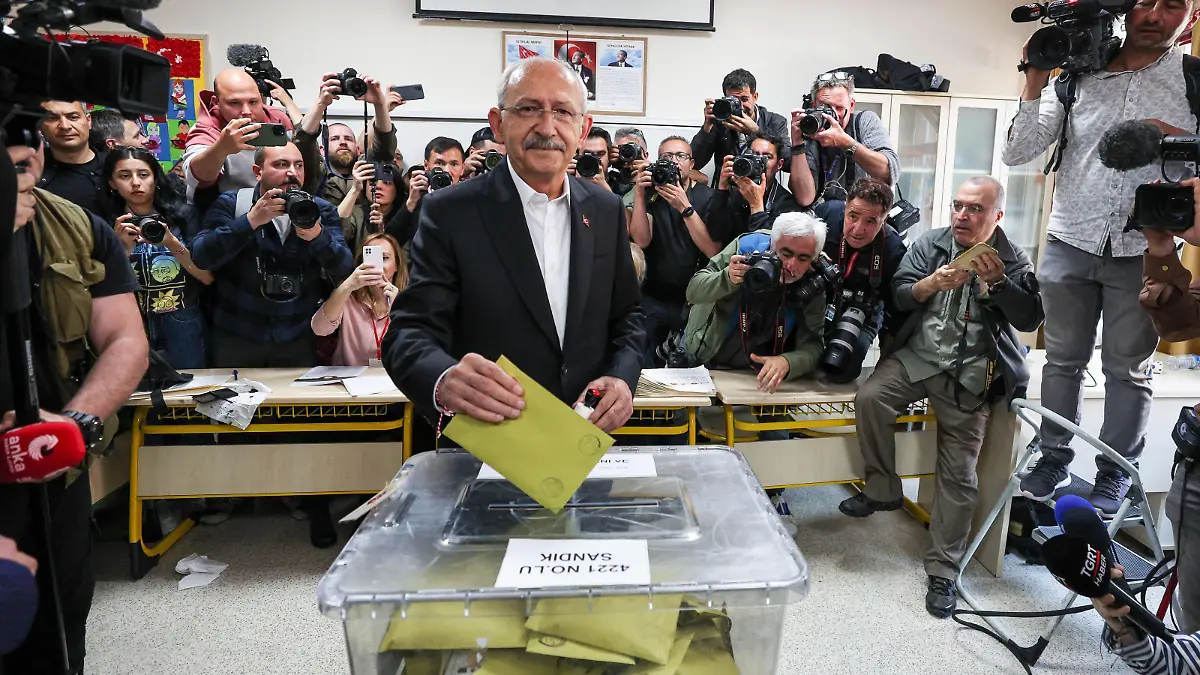 Peoples Republican Party Leader Kemal Kilicdaroglu, his wife Selvi Kilicdaroglu and Mayor of Ankara Manusr Yavas cast their vote at Ãukurambar Arjantin High School in Ankara, sunday 14th of May, 2023. Turkey citizens vote for a new president and parliament on Sunday - a vote seen as the most important in years and of great international significance. Copyright: AlpxErenxKaya 17939221