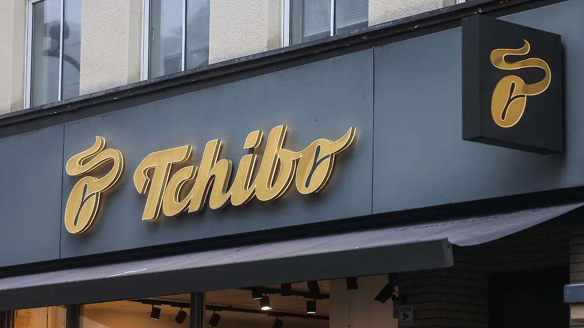 Tchibo verkauft Kaffee unter anderem in seinen Filialen. (Symbolbild)