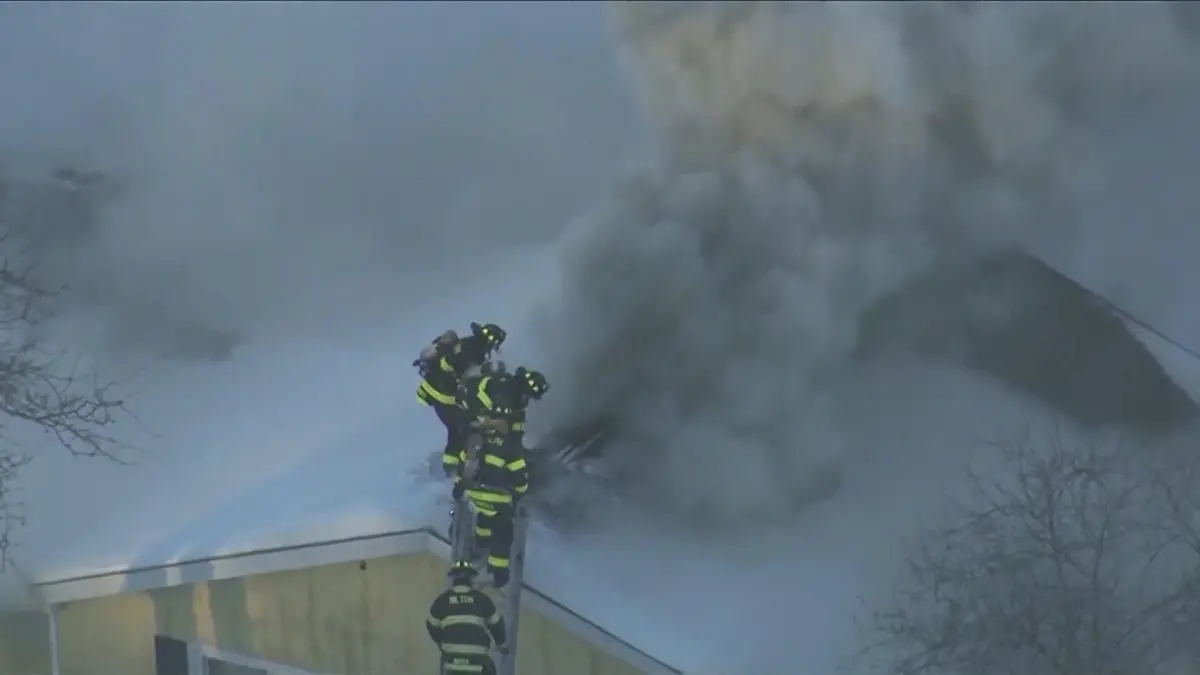 Mann fackelt Haus ab – um Schnee loszuwerden! Riesige Rauchwolke