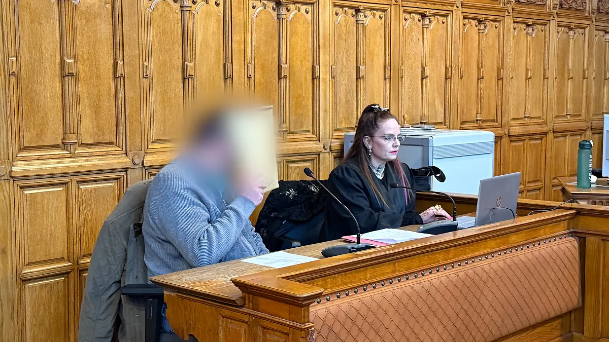 Sebastian S. sitzt im Landgericht Bremen auf der Anklagebank neben seiner Anwältin.