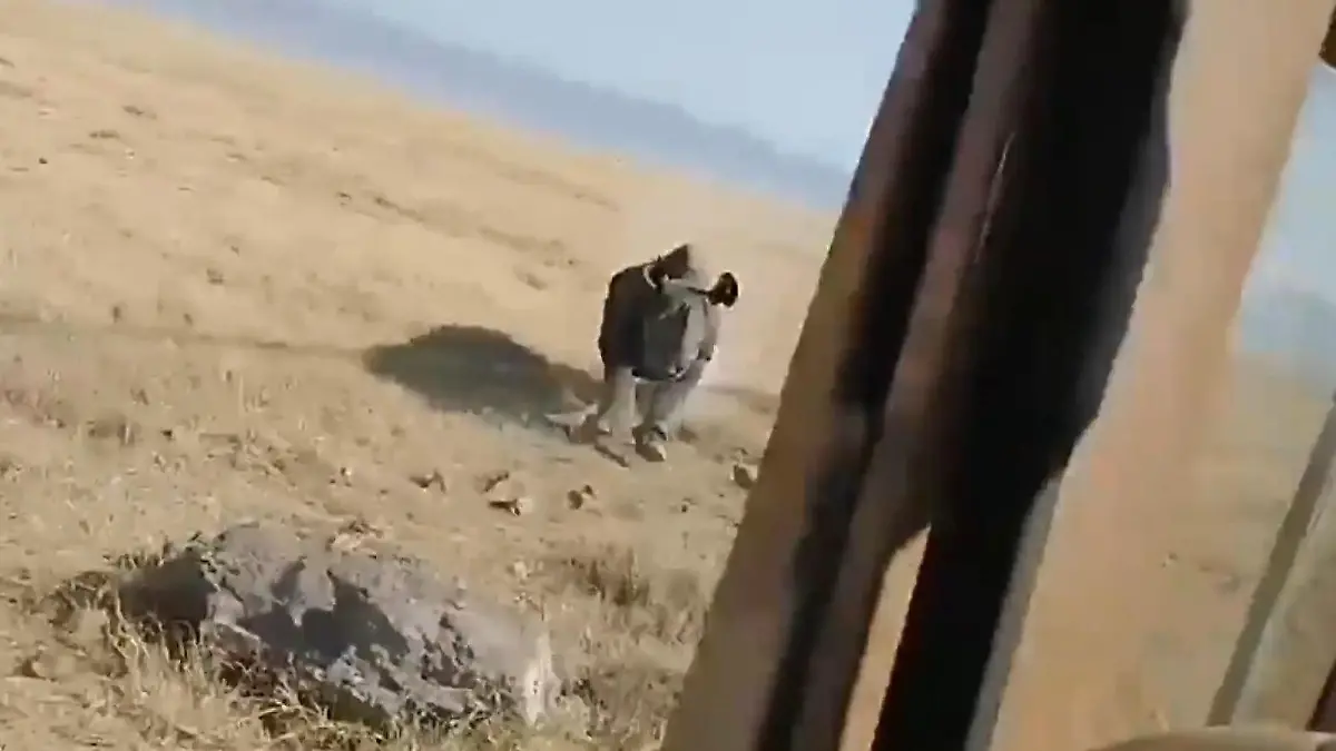 Rhino-attackiert-Safari-Jeep-Nashorn-schockt-Touristen