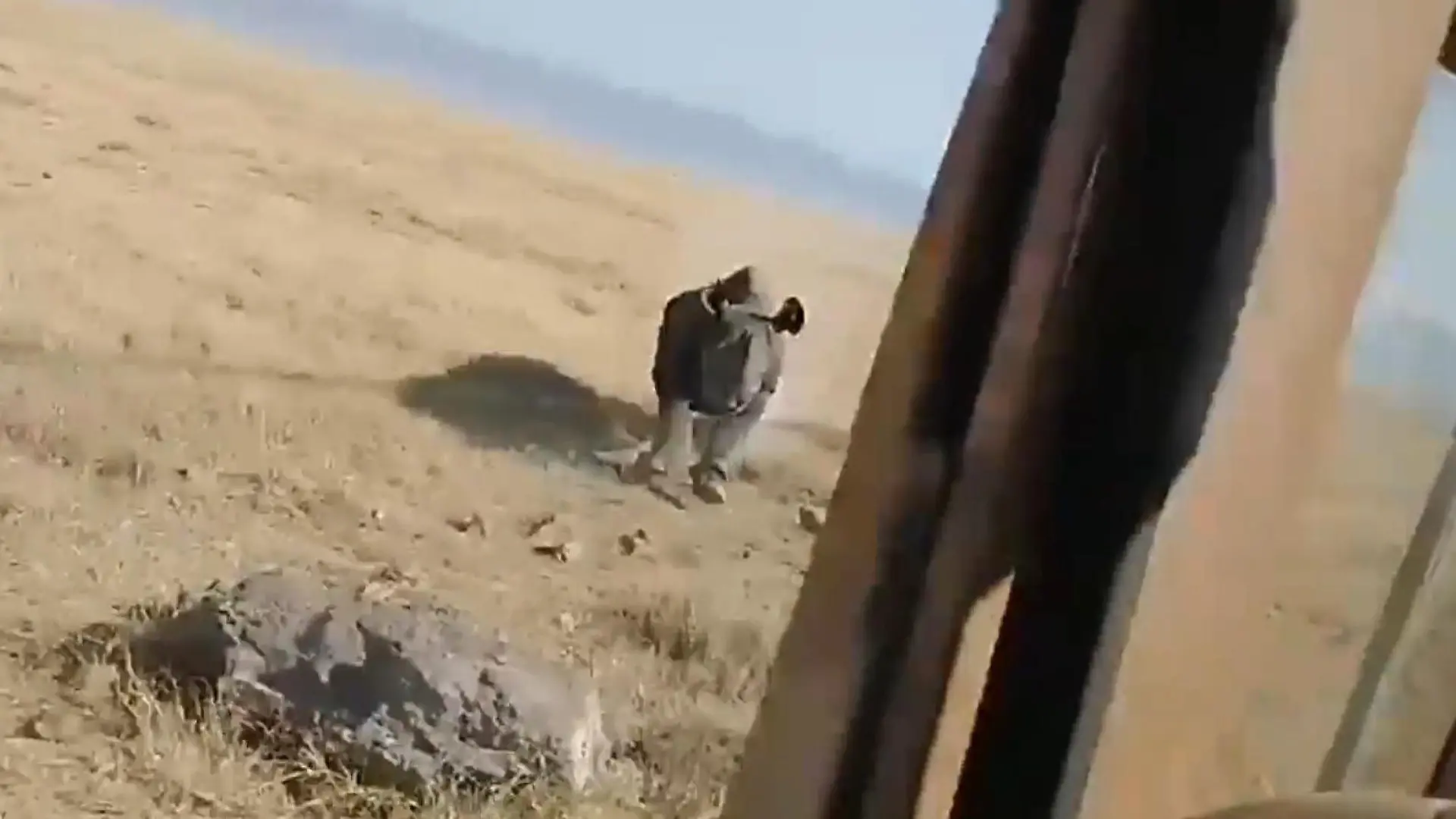 Mit Horn voran! Rhino kracht in Safari-Jeep — Touristen gefangen Koloss sprintet los