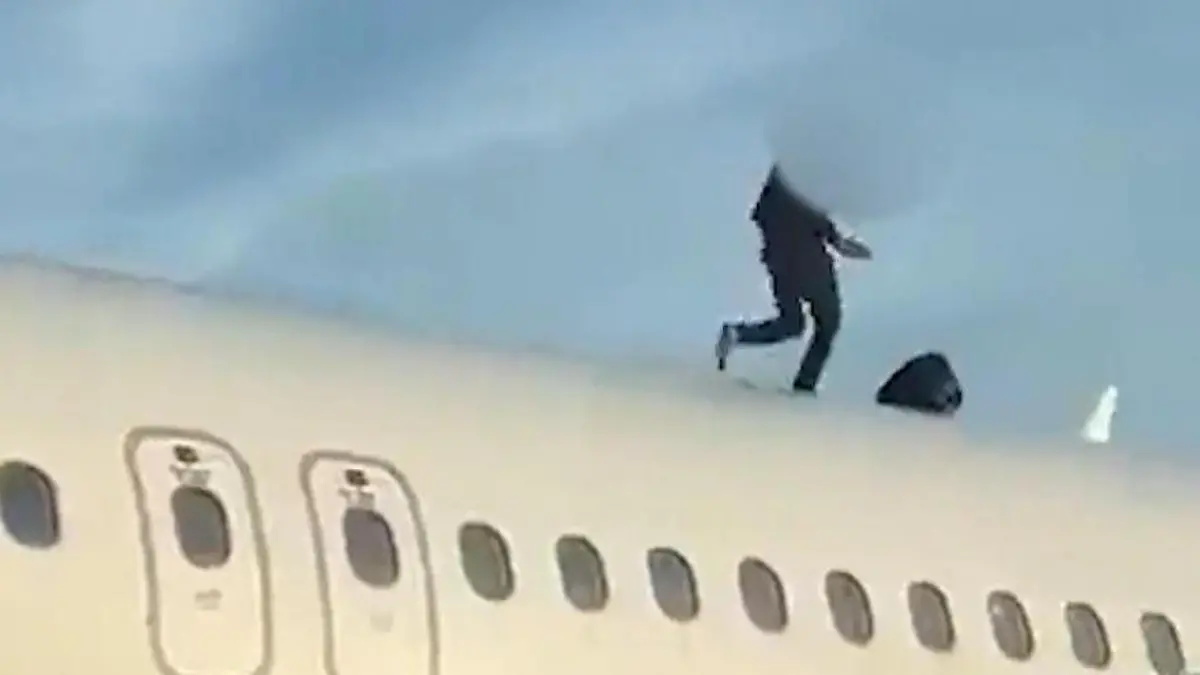 Trottel-Touri turnt minutenlang auf Flugzeug herum – dann greift die Polizei ein Sicherheitsalarm in Spanien