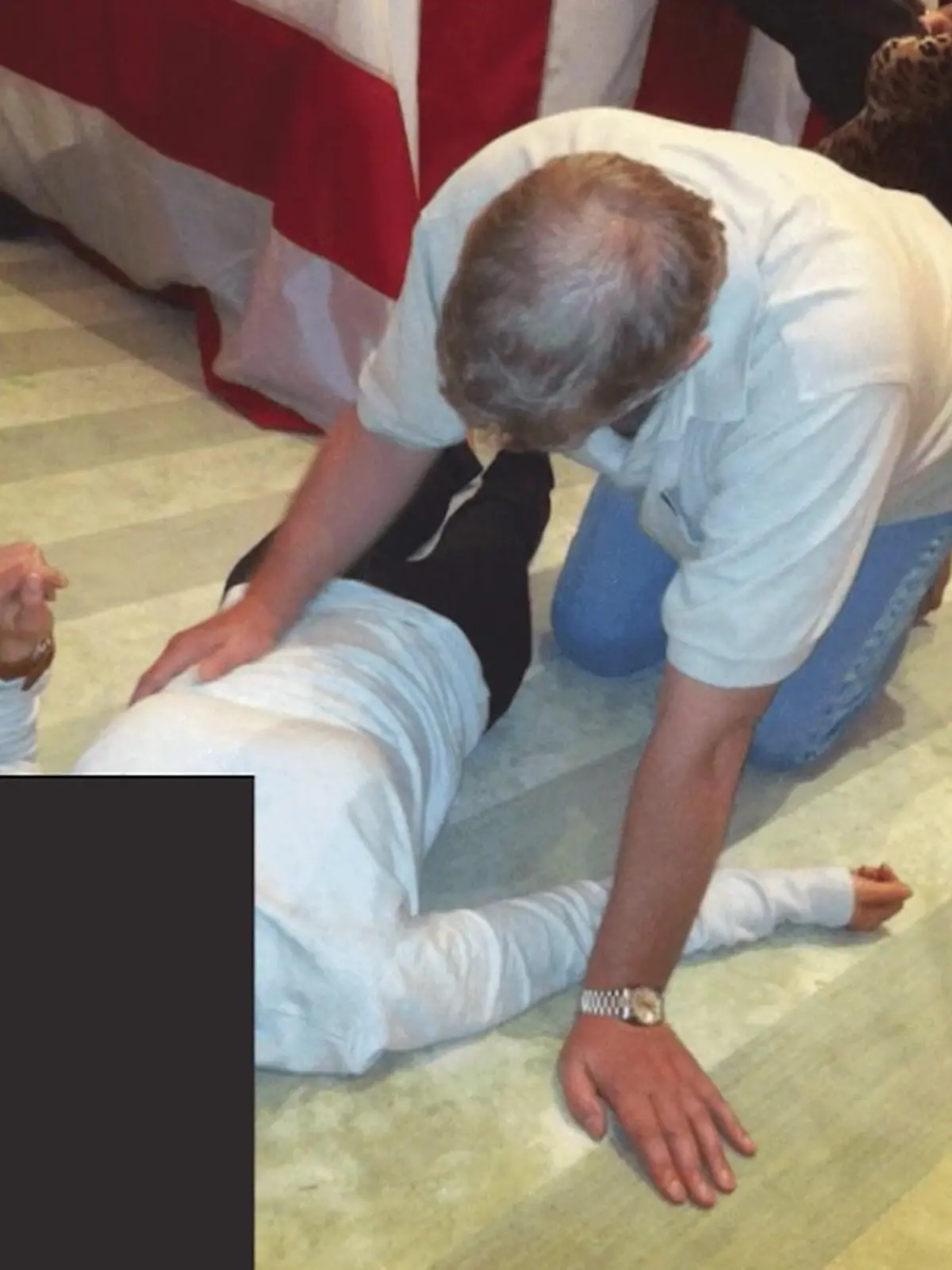 Bild zu: "Epstein-Akten: Prinz Andrew auf allen Vieren vor junger Frau zu sehen"