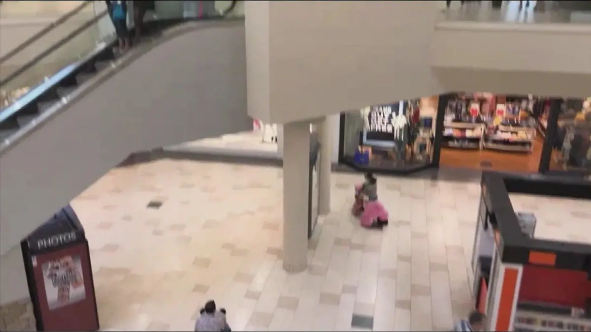 Rolltreppe in Einkaufszentrum "Town Center" in Aurora, Colorado (USA).