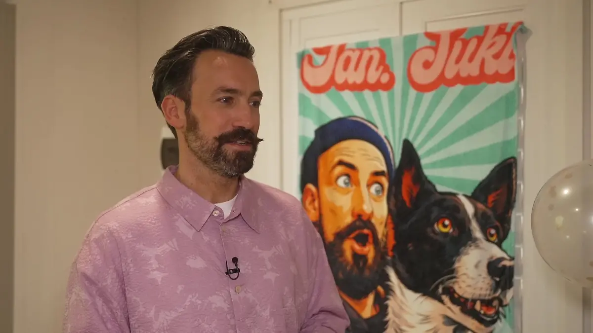 Jan Köppen hat RTL in seinem Greenroom empfangen und erzählt dabei von seiner Hundeliebe. 