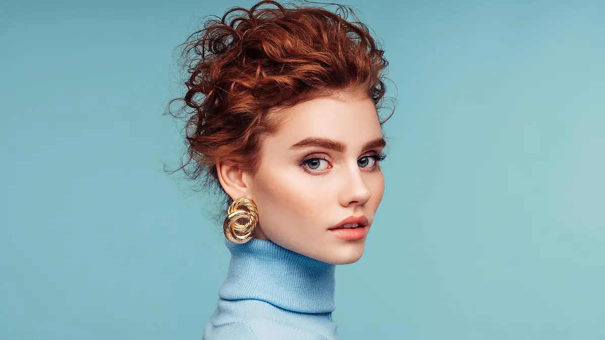 Frau mit goldenen Ohrringen.