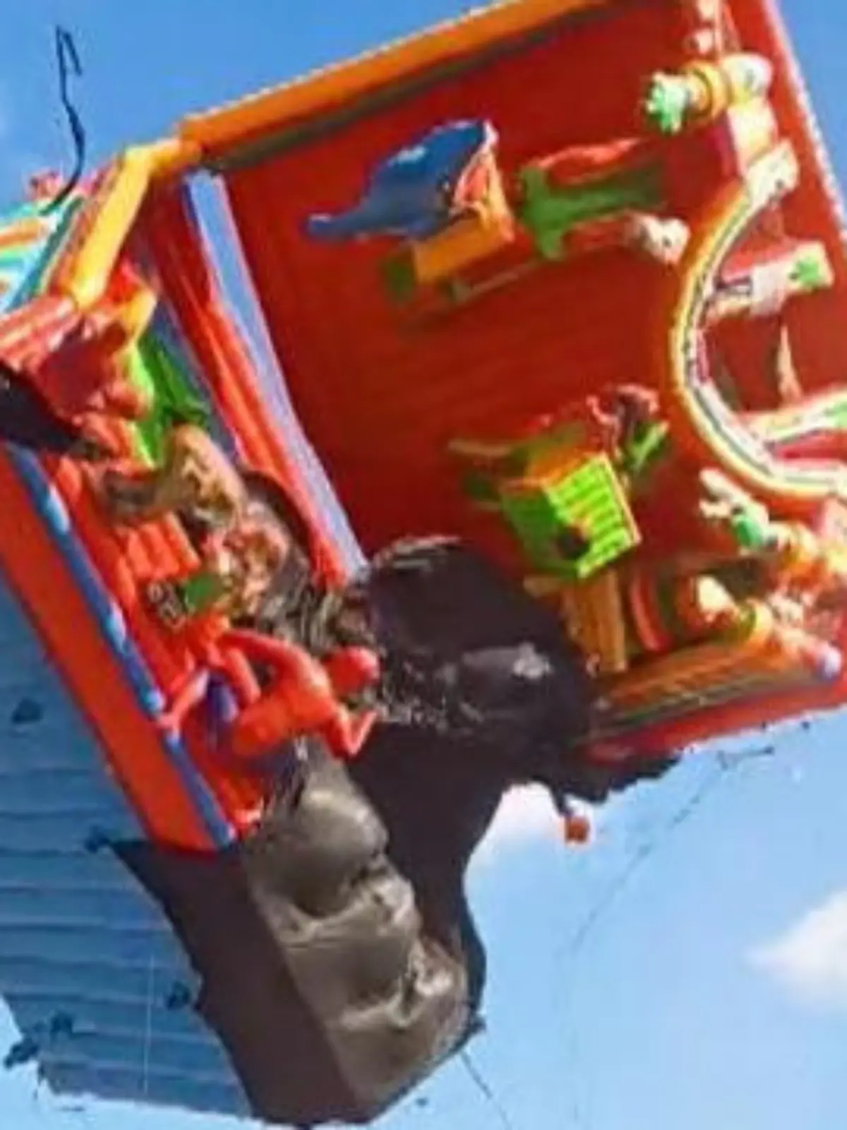 Bild zu: "Hüpfburg hebt ab! Windböe sorgt für Jahrmarkt-Schreck – zwei Kinder verletzt"