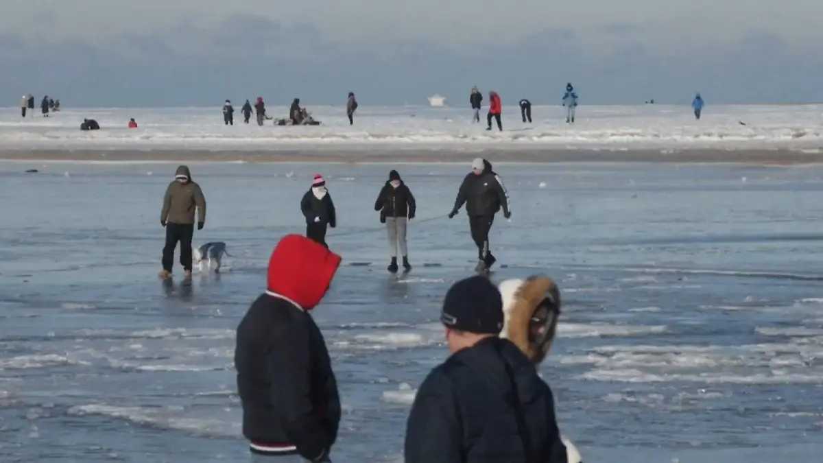 Touristen wagen sich auf zugefrorene Ostsee - Drohnen zeigen Eisformationen Eisiges Naturschauspiel