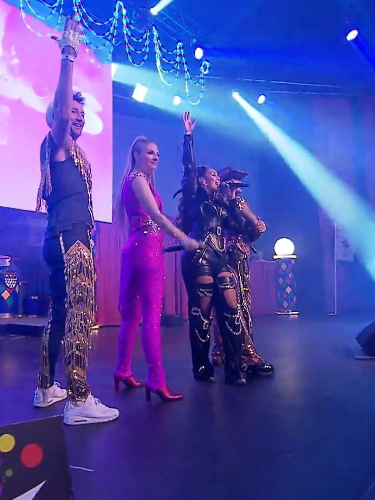 Bild zu: "Vengaboys auf Karnevalssitzung in Köln"