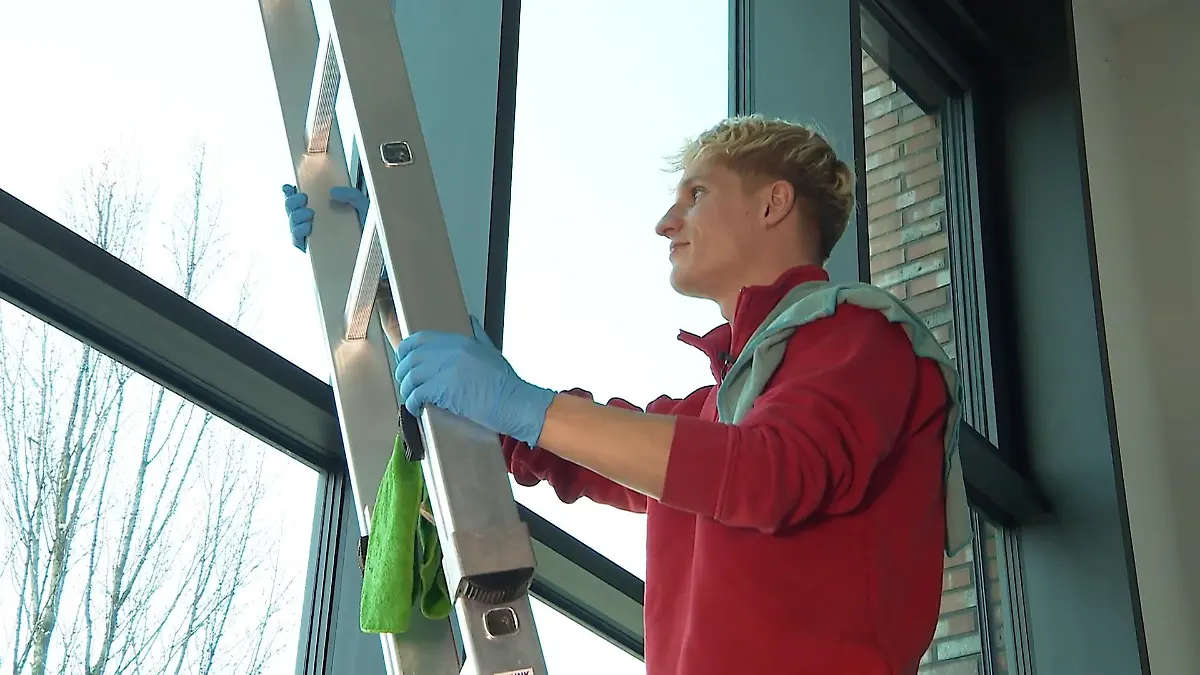 David (23) ist NRWs bester Junior-Gebäudereiniger Alles blitzeblank