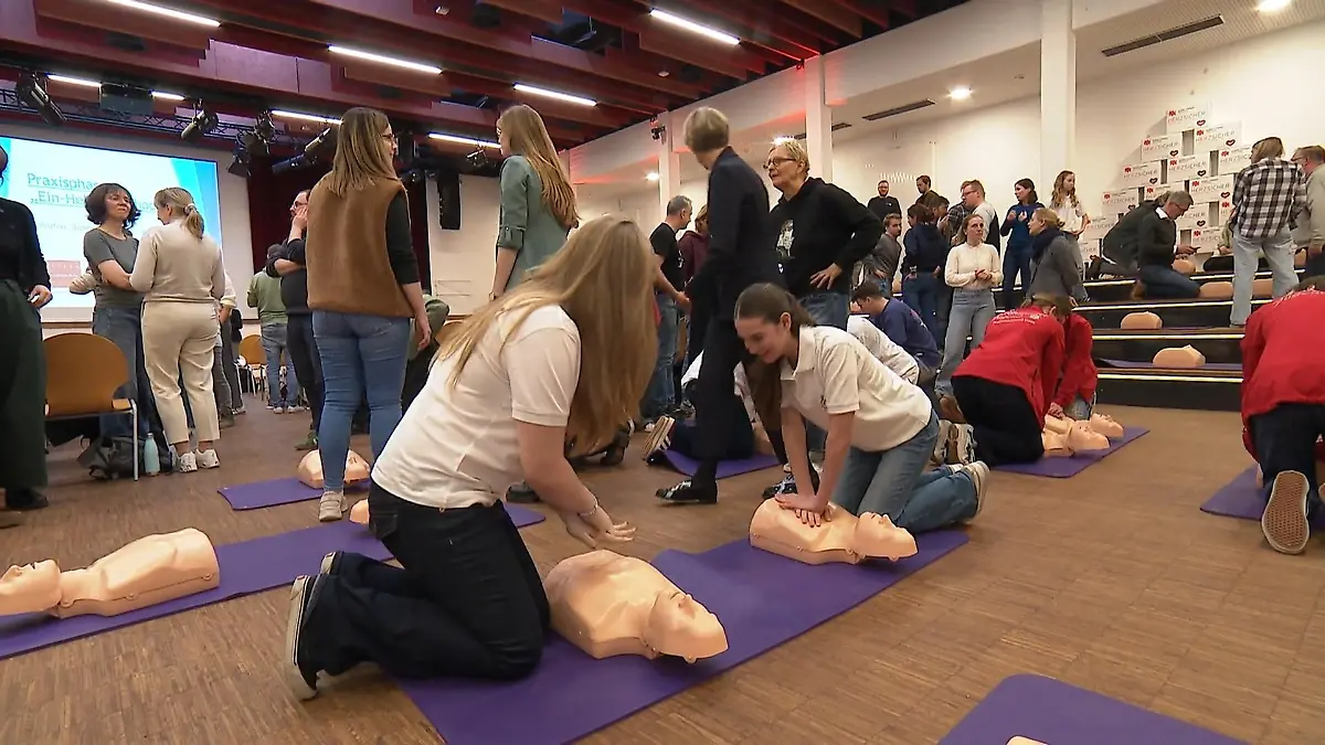 Lehrer lernen Reanimation Bald Reanimationskurse für Schüler