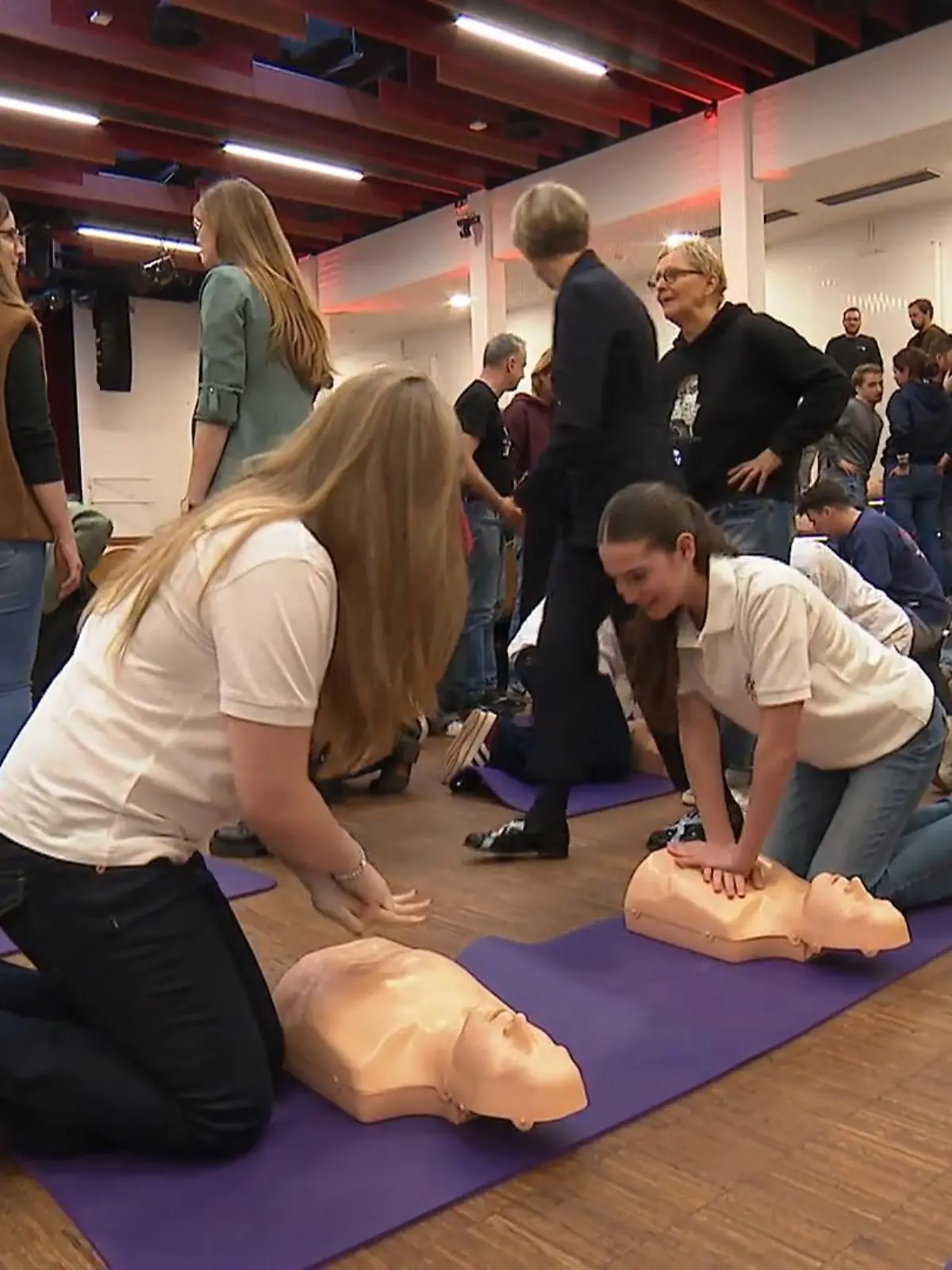 Bild zu: "Lehrer lernen Reanimation"