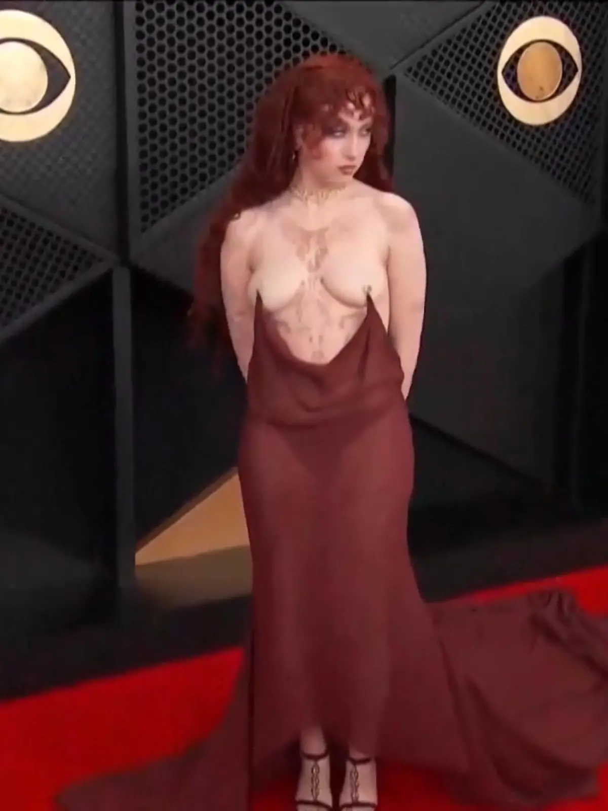 Bild zu: "Nippel-Piercings halten alles! Sängerin sorgt mit Kleid für Fast-Nackt-Auftritt"