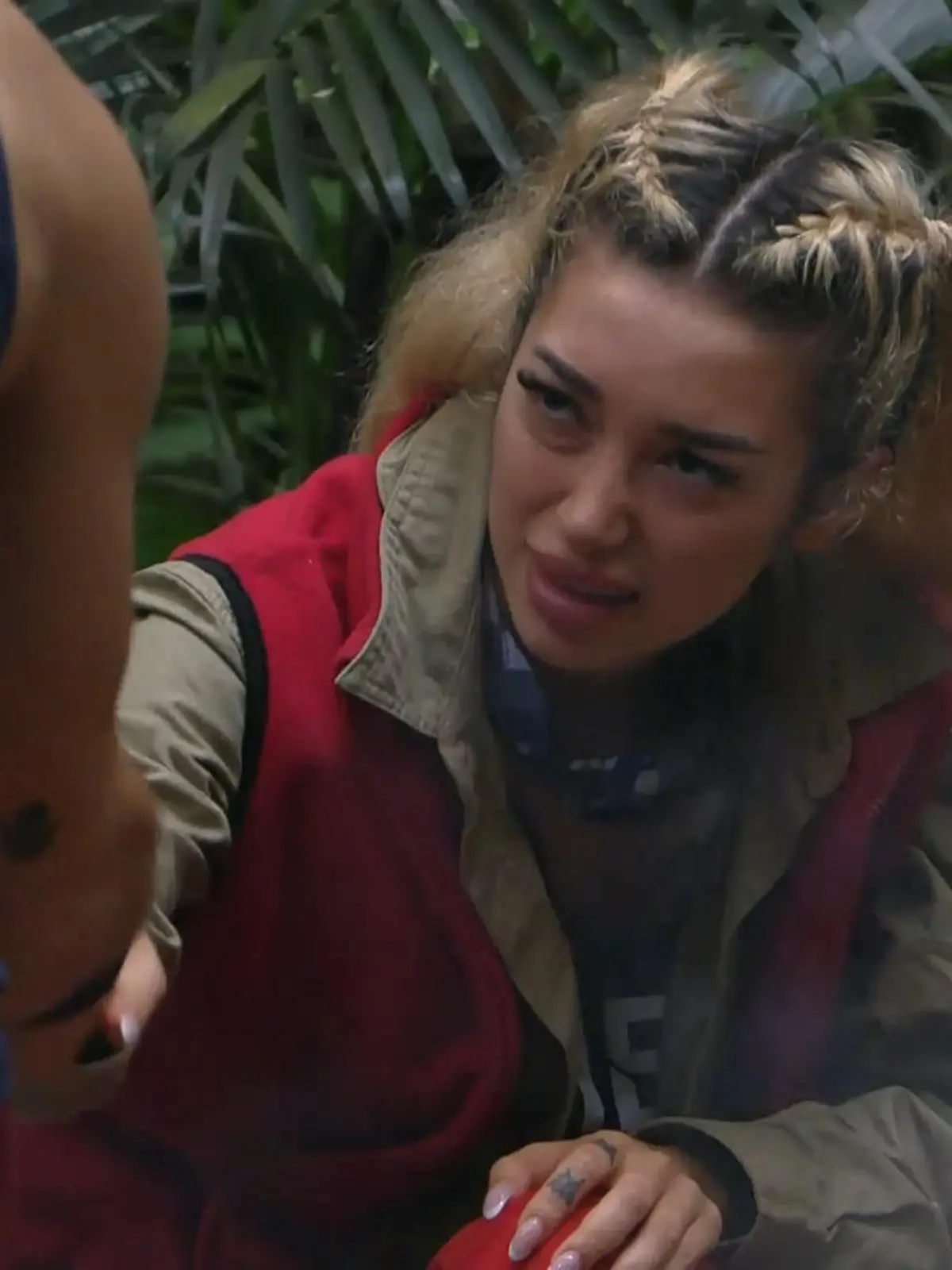 Als Gil Ariel die Hand reicht, ist diese sichtlich überrascht.